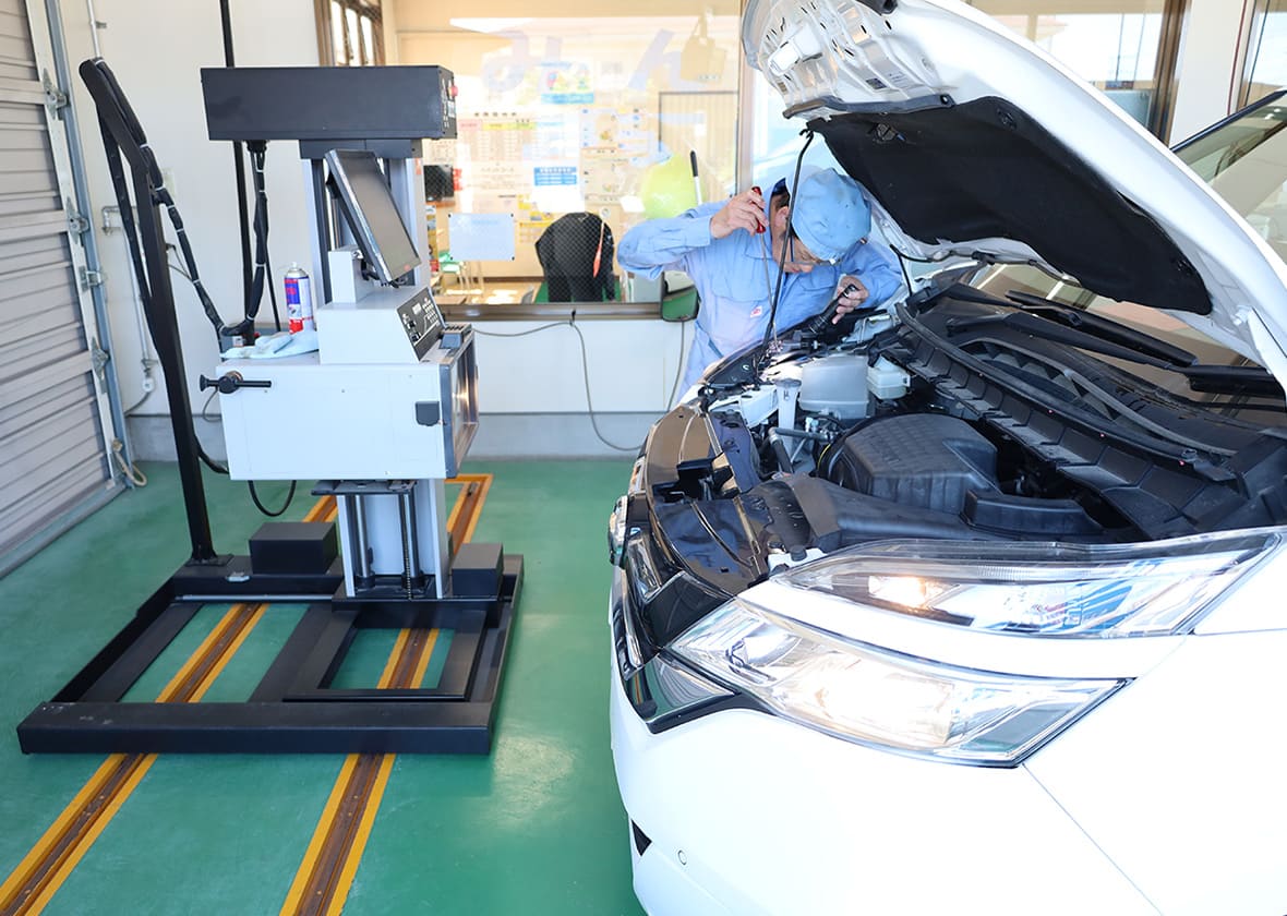 エンジンルームの点検の様子